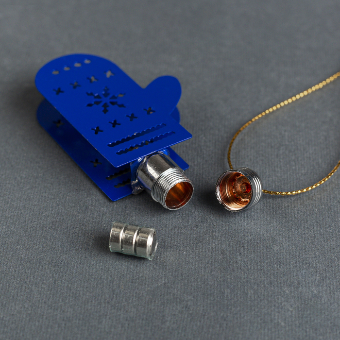 Подвеска световая "Варежка синяя" (батарейки в комплекте), 7,5 см, 1 LED, RGB