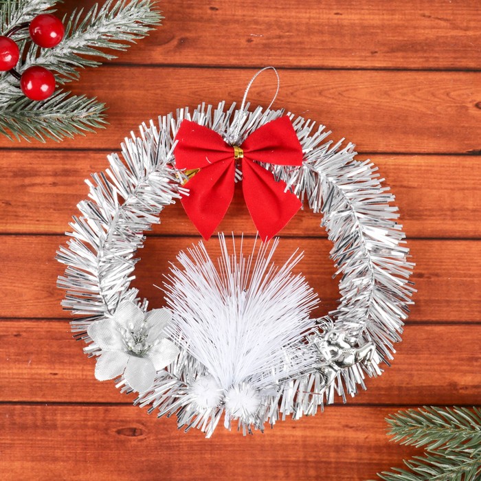 Венок новогодний d-13 см серебристый с цветком