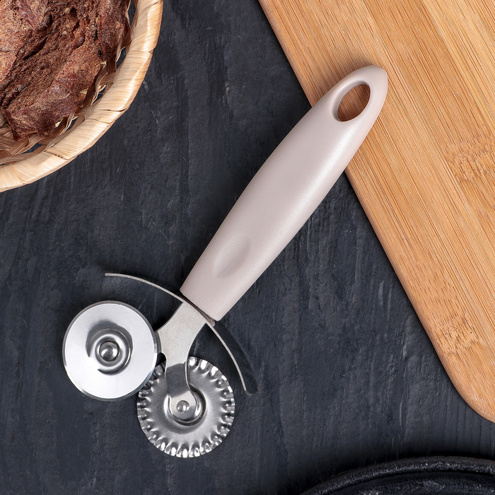 Нож для пиццы и теста двойной "Беж" 18 см