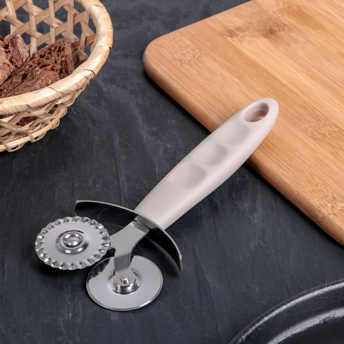 Нож для пиццы и теста двойной "Беж" 18 см