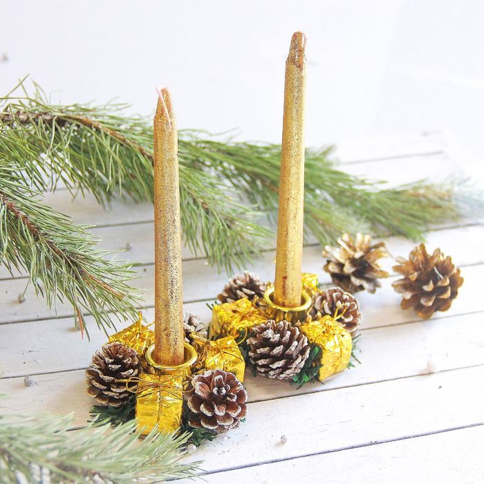 Набор свечей с подсвечником "Шишки и подарки" (набор 4 шт) 4*13*17 см