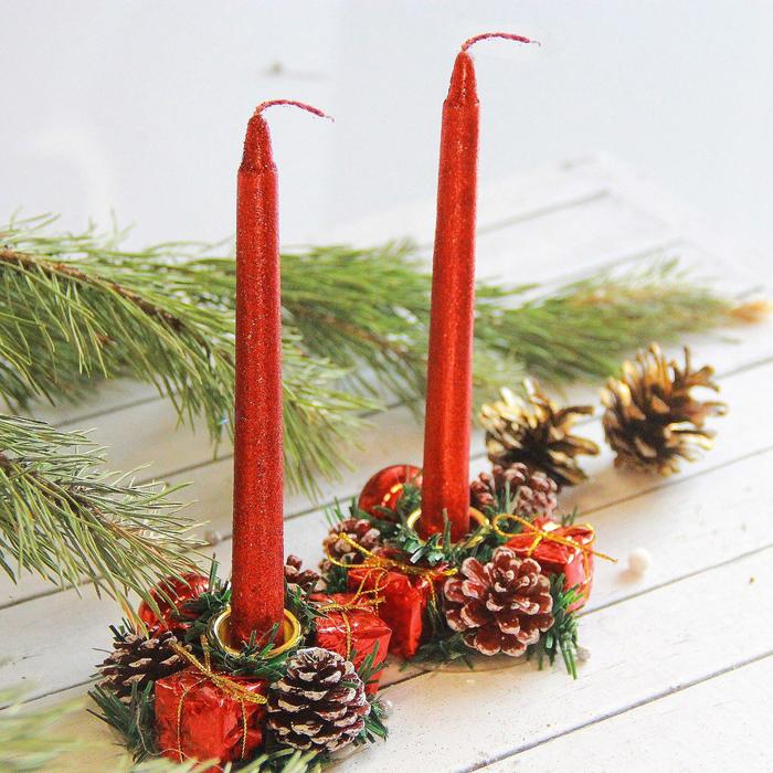 Свеча новогодняя с подсвечником "Красные шишки и подарки" (набор 4 шт) 4х13х17 см, красный