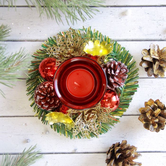 Свеча новогодняя "С шишками и цветами" d-12 см