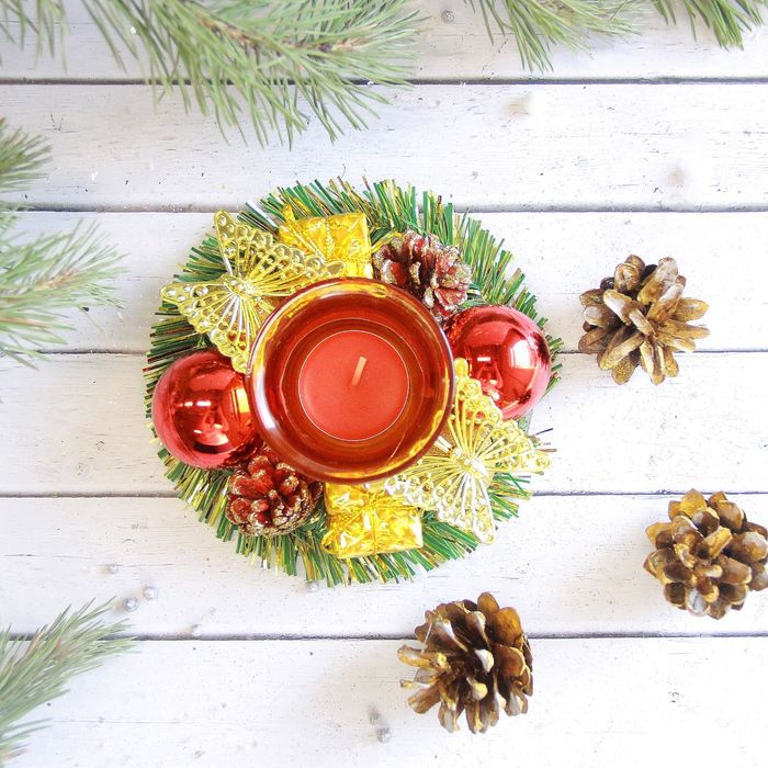 Свеча новогодняя "С бабочками и шарами" d-13 см