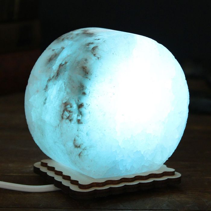 Соляной светильник "Круг", цвет синий, 8 х 8 х 6 см, цельный кристалл