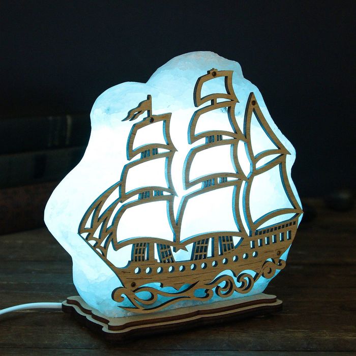 Соляной светильник "Кораблик", большой, цветной, синий, деревянный декор 18 х 20 х 6 см, цельный кристалл