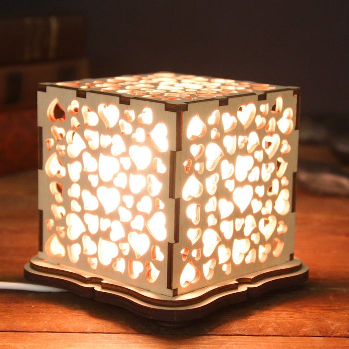 Соляной светильник из фанеры "Куб сердечки", деревянный декор, цельный кристалл