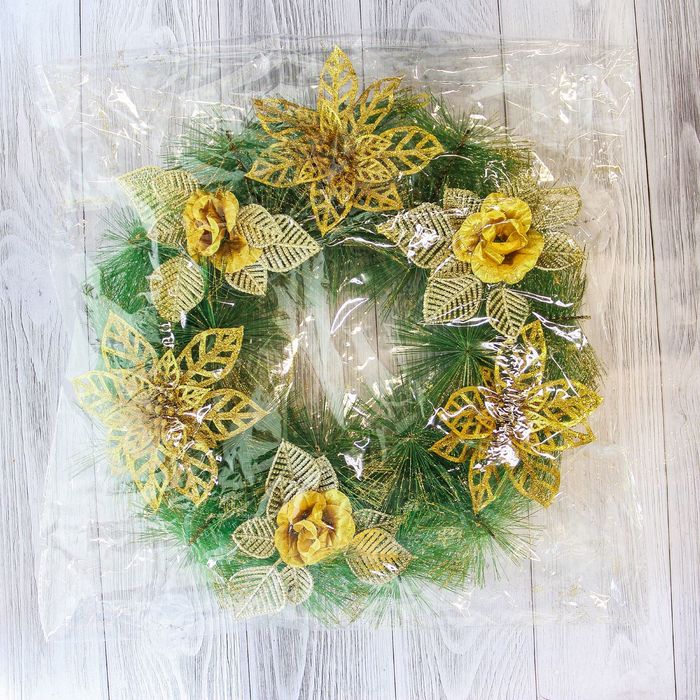 Венок новогодний d-30 см с золотыми цветами