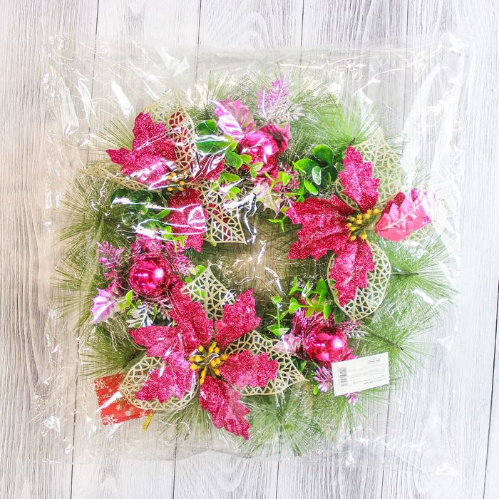 Венок новогодний d-30 см с малиновыми цветами и шарами
