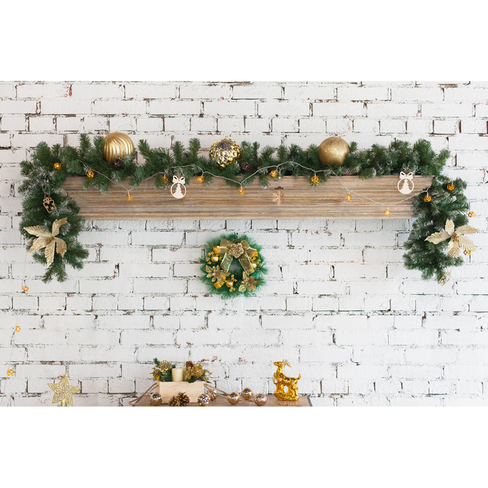 Венок новогодний d-27 см с золотым бантом и цветком