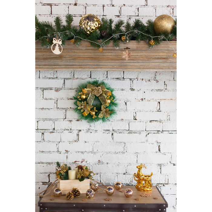 Венок новогодний d-27 см с золотым бантом и цветком