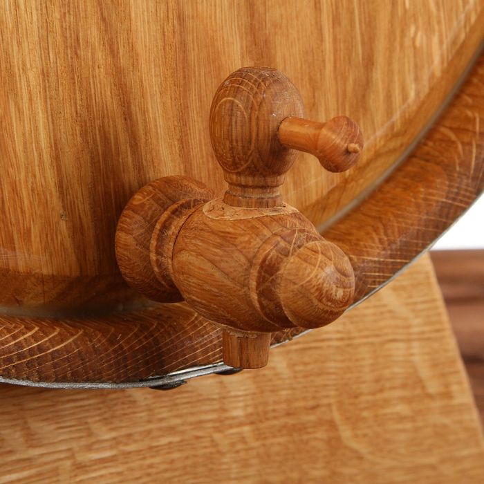 Бочка дубовая, 20 л, обруч из нержавеющей стали, на подставке