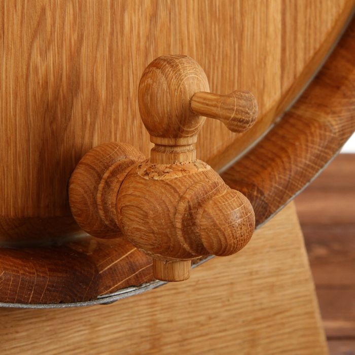 Бочка дубовая, 30 л, обруч из нержавеющей стали, на подставке