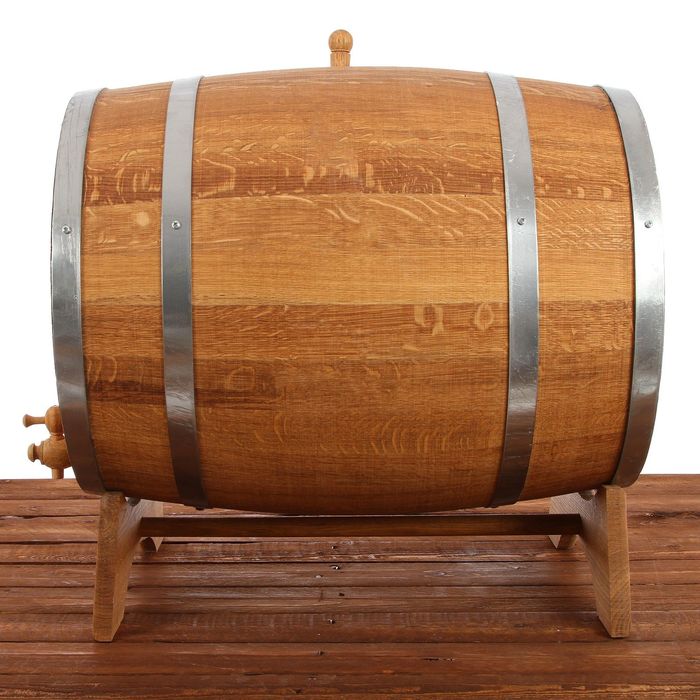Бочка дубовая, 50 л, обруч из нержавеющей стали, на подставке