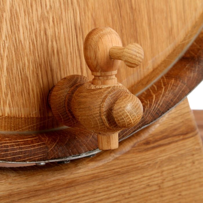 Бочка дубовая, 50 л, обруч из нержавеющей стали, на подставке