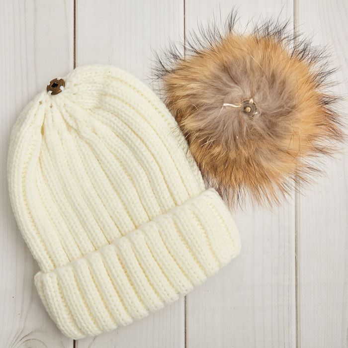 Шапка женская с помпоном "Амалия", размер 54-56, цвет белый