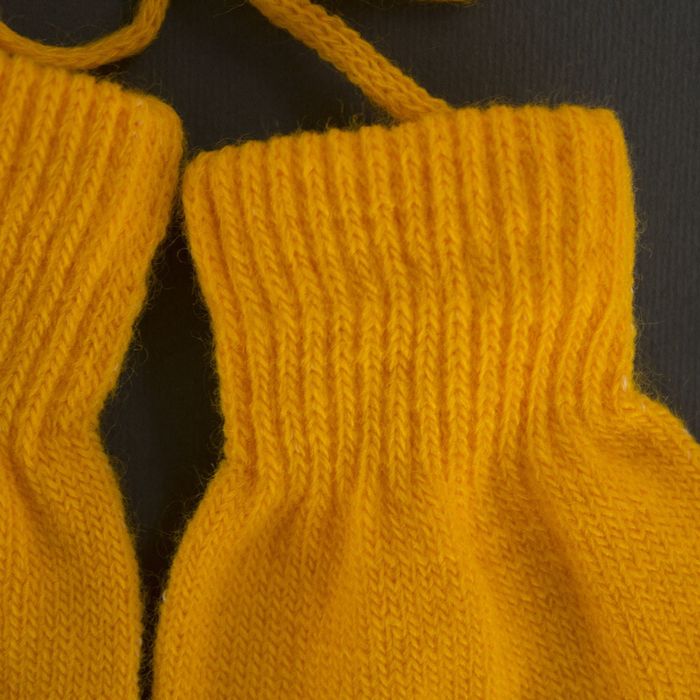 Варежки детские на верёвочке, размер 14 (р-р произв. 12*7 см), цвет жёлтый