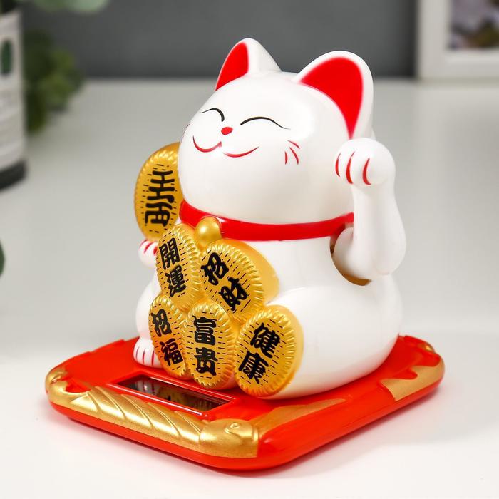 Маятник от солнечной батареи "Манэки-нэко на подушке" белый 10х9,5х8,5 см