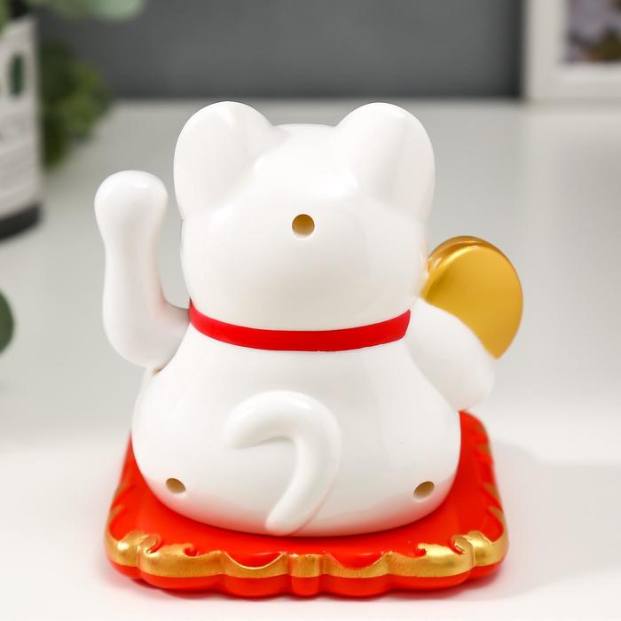 Маятник от солнечной батареи "Манэки-нэко на подушке" белый 10х9,5х8,5 см