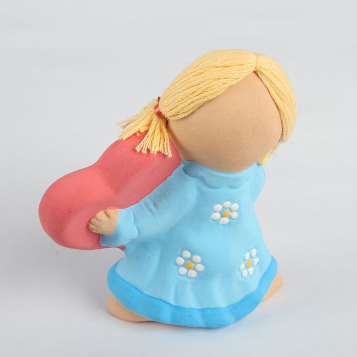 Статуэтка "Девочка с сердечком", 9 × 4.5 × 11 см