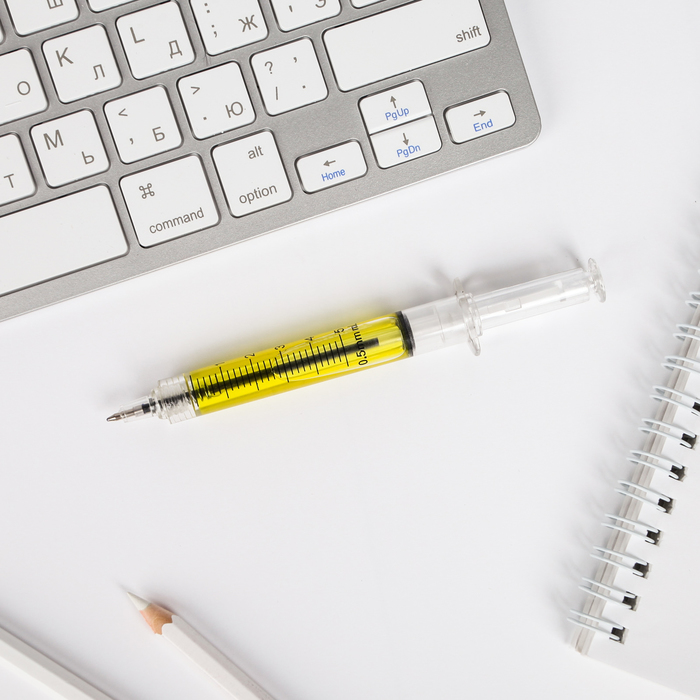 Фигурная ручка-шприц "Студент медик"