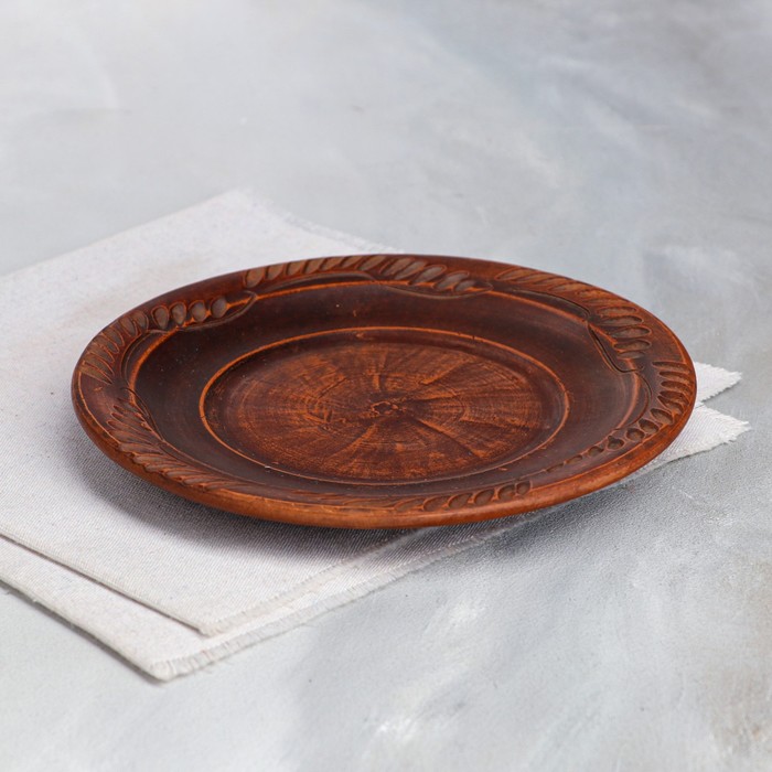 Тарелка 20 см, красная глина, резная