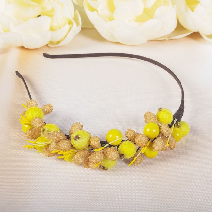 Ободок "Жёлтые ягоды, бежевые шишички"
