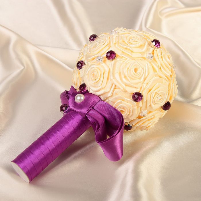 Букет из атласных роз для невесты, дополнен бусинами.цвет сиреневый