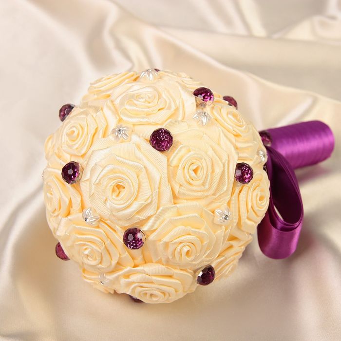 Букет из атласных роз для невесты, дополнен бусинами.цвет сиреневый