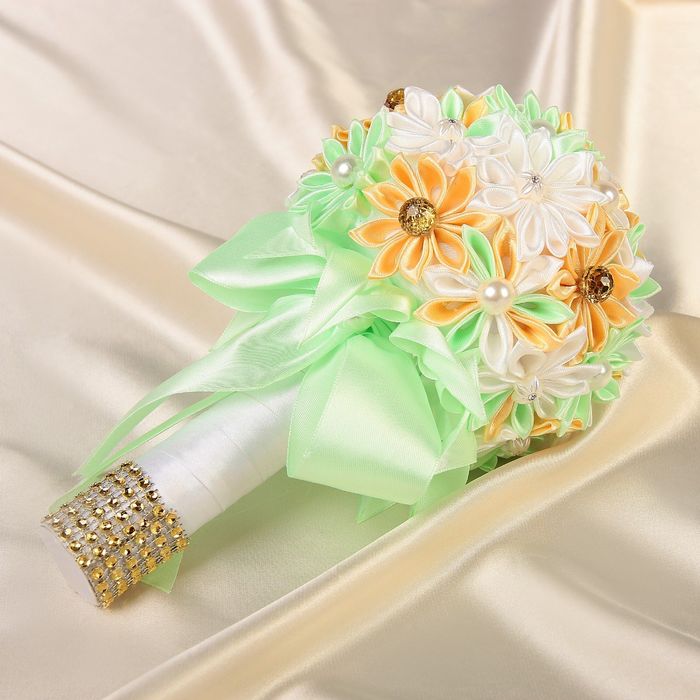 Букет для невесты из атласных цветов, дополнен брошками с россыпью страз и бусин.цвет мятный 25862