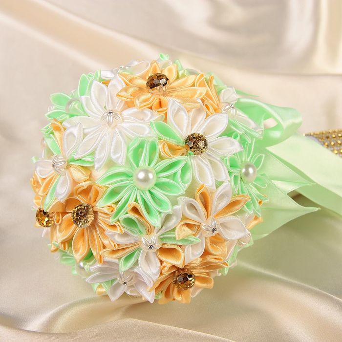 Букет для невесты из атласных цветов, дополнен брошками с россыпью страз и бусин.цвет мятный 25862