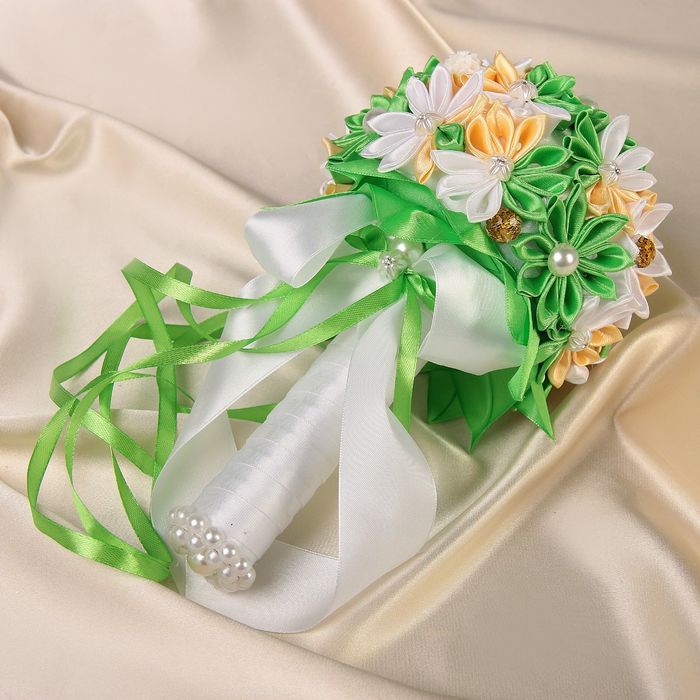 Букет для невесты из атласных цветков.цвет зеленый