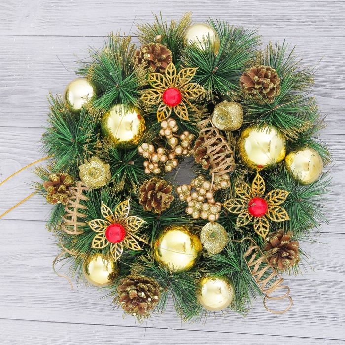 Венок новогодний "С ягодками и шарами" золото d-28 см