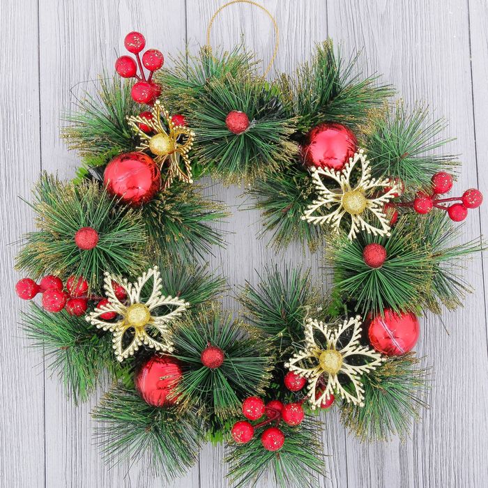 Венок новогодний "Резной цветок и красные шары" d-25 см