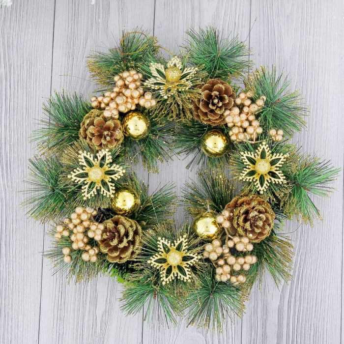 Венок новогодний "Резной цветок и шишки" золото d-25 см