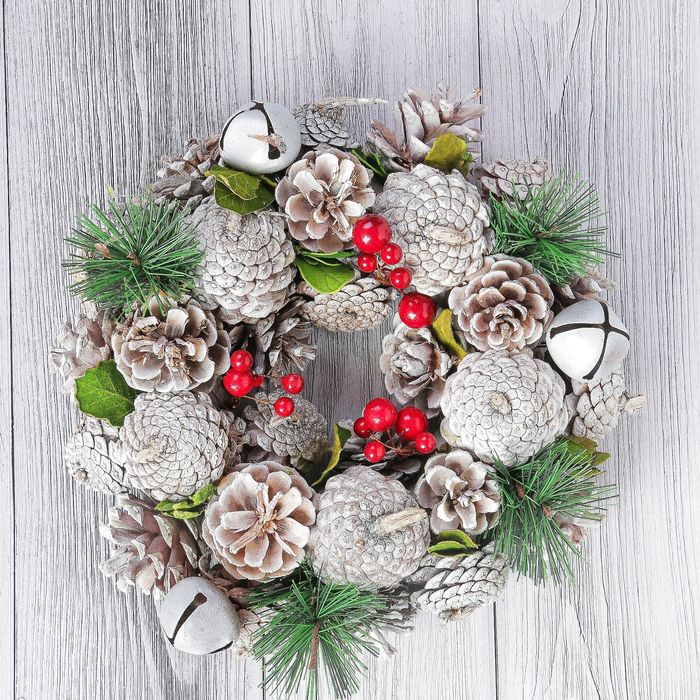 Венок новогодний "Метель" с шишками d-23 см