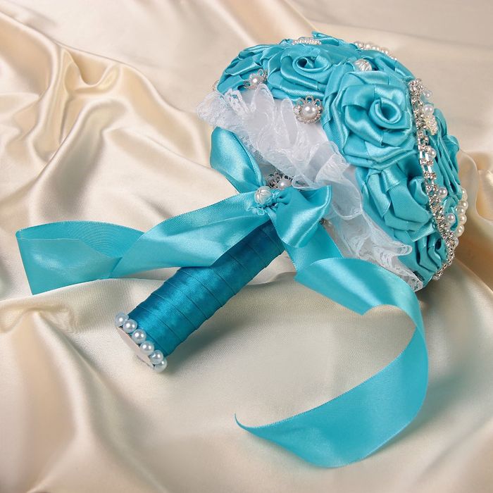 Букет для невесты из атласных роз, украшен бусинами и брошками со стразами.цвет голубой