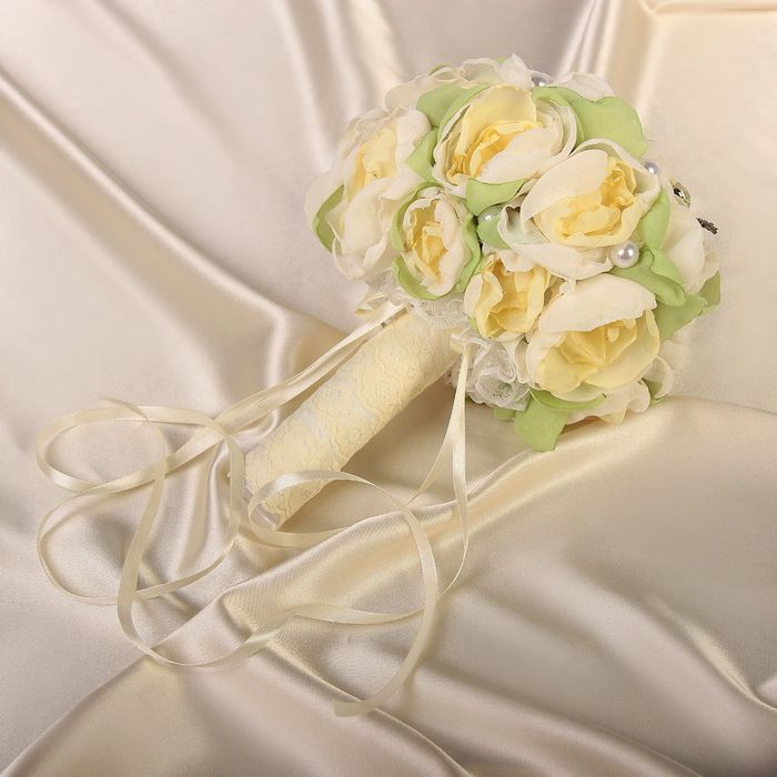 Букет для невесты из роз, дополнен брошью с россыпью страз.цвет айвори