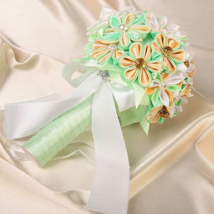 Букет для невесты из цветов, дополнен брошками с россыпью страз и бусин.цвет зеленый