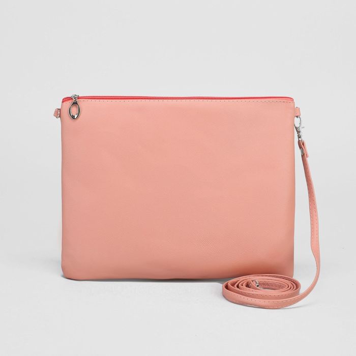 Клатч женский, отдел на молнии, длинный ремень, цвет пудровый