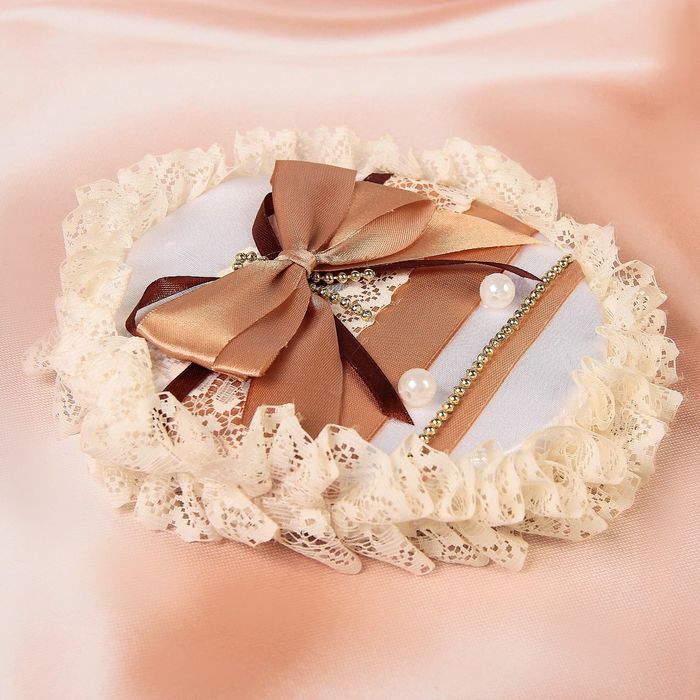 Подушечка для колец-ручной работы "Нежные чувства" (диаметр 13см;выс.2,5см), айвори