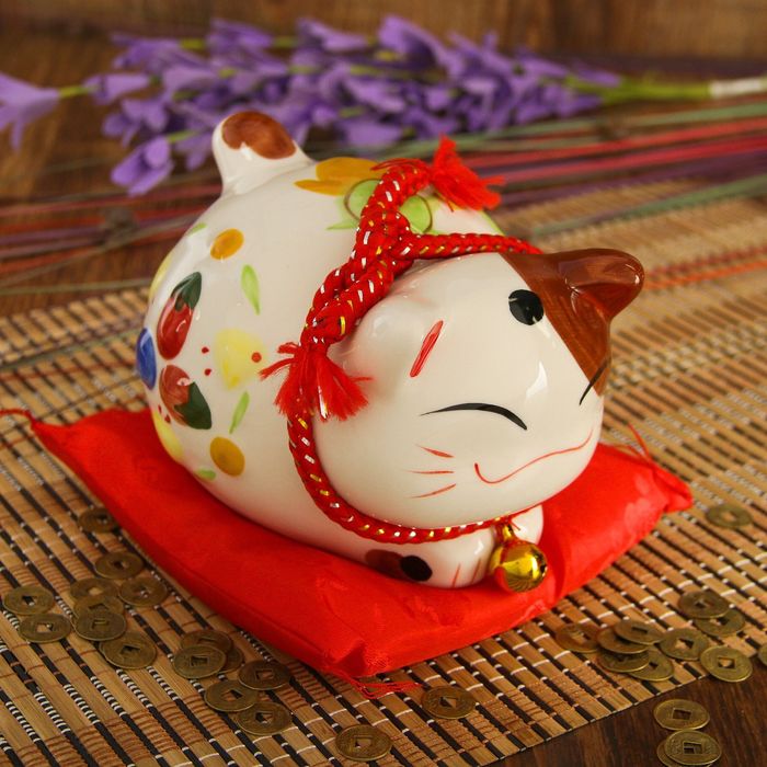 Сувенир кот копилка керамика " Манэки-нэко лежит на подушке" 14,5х10х11,5 см