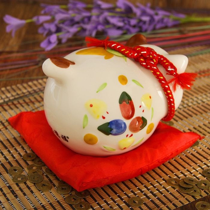 Сувенир кот копилка керамика " Манэки-нэко лежит на подушке" 14,5х10х11,5 см