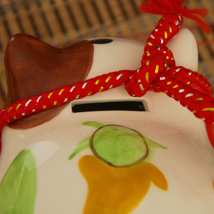 Сувенир кот копилка керамика " Манэки-нэко лежит на подушке" 14,5х10х11,5 см