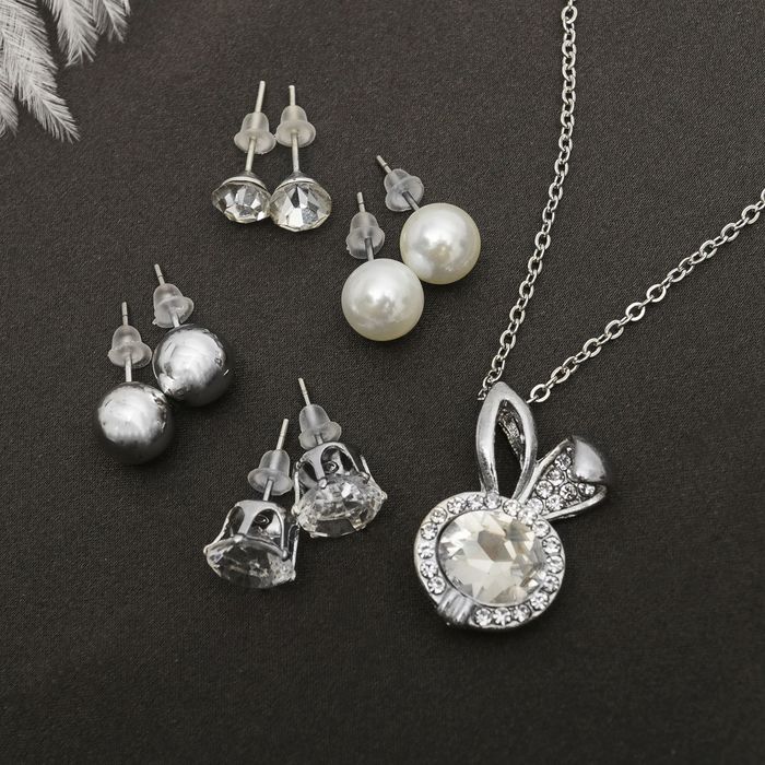 Гарнитур 5 предметов: 4 пары пуссет, кулон "Зайка", цвет бело-голубой в серебре, 45см