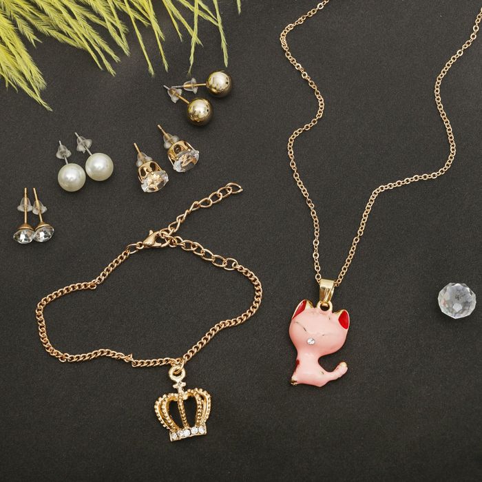 Гарнитур 6 предмета: 4пары пуссет,кулон,браслет "Кошка королева", цвет бело-персиковый в золоте