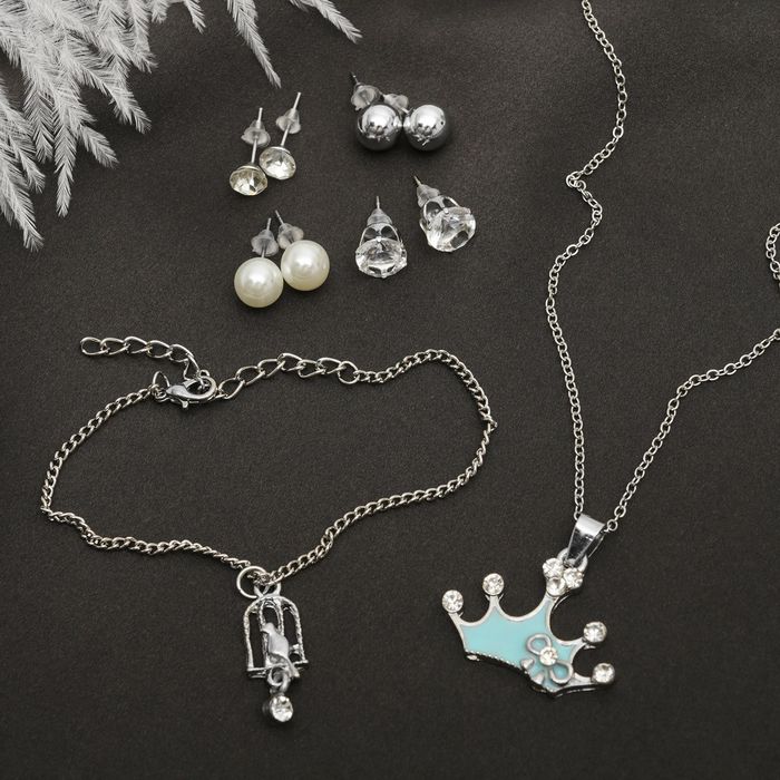 Гарнитур 6 предметов: 4 пары пуссет, кулон, браслет "Корона с клеткой", цвет голубо-белый в серебре, 45см