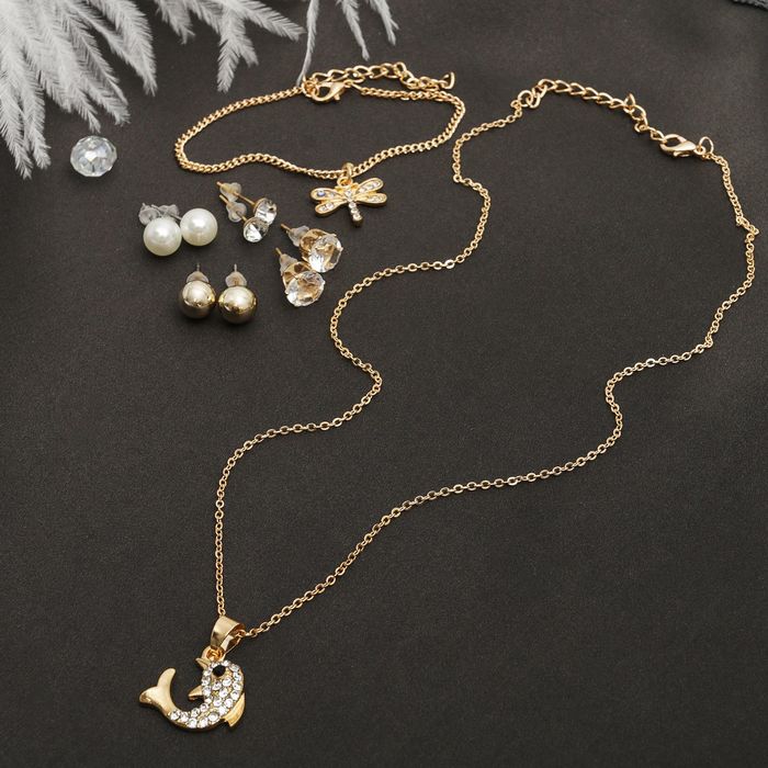 Гарнитур 6 предметов: 4 пары пуссет, кулон, браслет "Дельфин со стрекозой", цвет белый в золоте, 45см