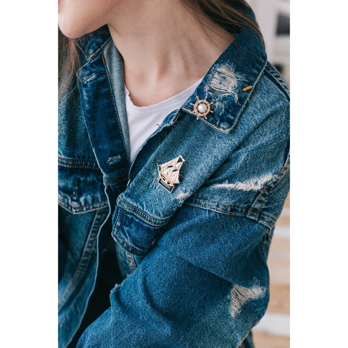 Булавка "Штурвал", цвет белый в золоте