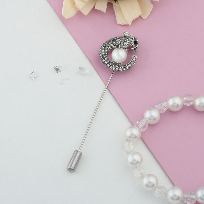 Булавка "Барс", цвет белый в серебре